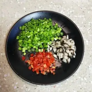 Make Garlic pasta step 1