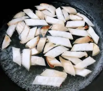 Make Two mushrooms of cabbage and fried eggs step 1