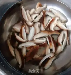 Make Two mushrooms of cabbage and fried eggs step 2