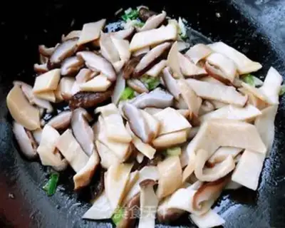 Make Two mushrooms of cabbage and fried eggs step 6