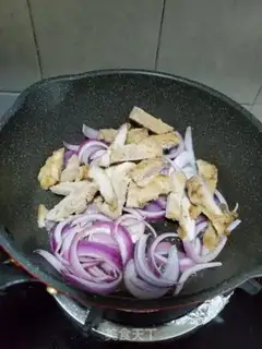Make Onion fried pork chops step 4
