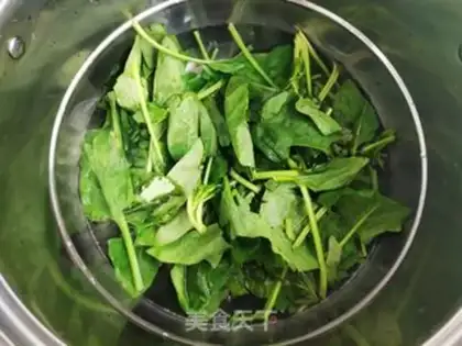 Make Spinach tofu pickle soup step 1