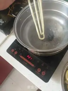 Make Xinjiang cross the oil noodles step 21