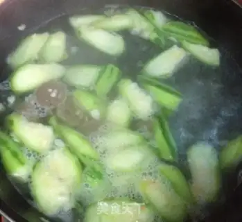 Make Smelt of gill and mushroom soup step 3