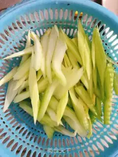 Make Celery chicken step 1