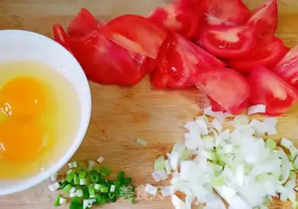 Make Beef tomato fried eggs step 1