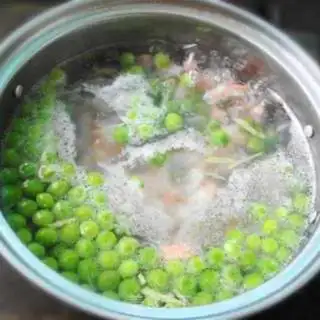 Make Yangzhou fried rice step 3