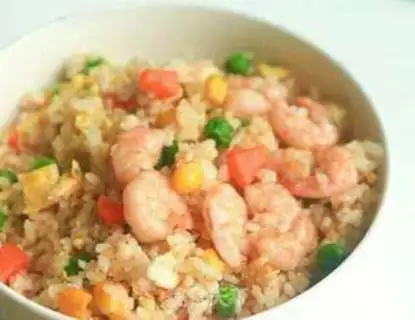 Make Yangzhou fried rice step 4
