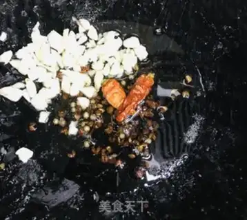 Make Spicy soup, lobster tail step 1