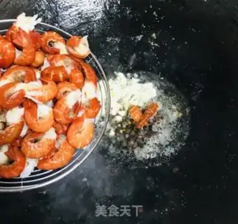 Make Spicy soup, lobster tail step 2