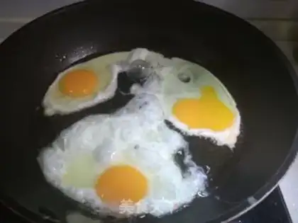 Make Pyramid fried eggs step 1