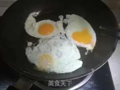 Make Pyramid fried eggs step 2