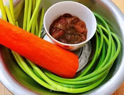 Make The intestinal gravy carrots step 0