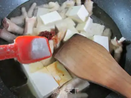 Make Chicken claws burning fragrance tofu step 7