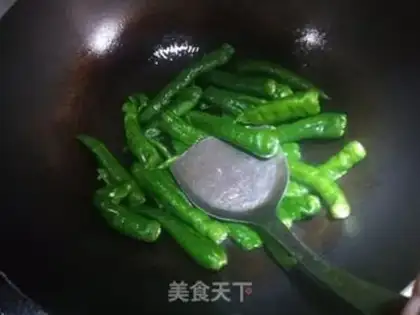 Make Chili fried eggs step 1