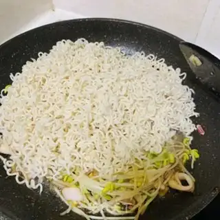 Make Seafood noodles step 5