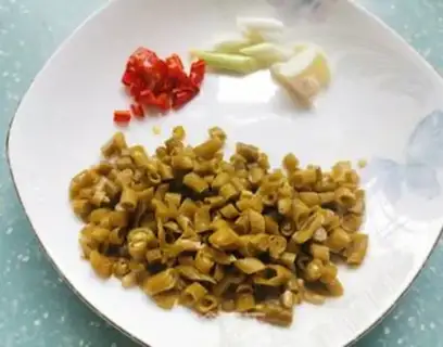Make Sour-beans fried eggs step 1