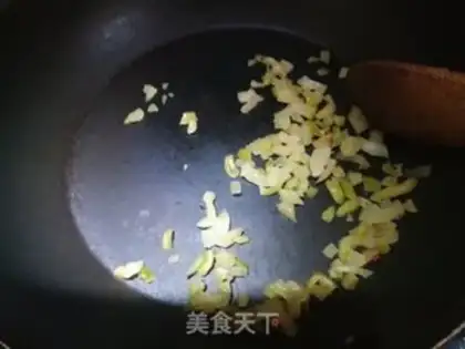 Make Squeeze chili fried eggs step 0