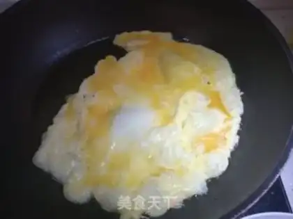 Make Squeeze chili fried eggs step 1
