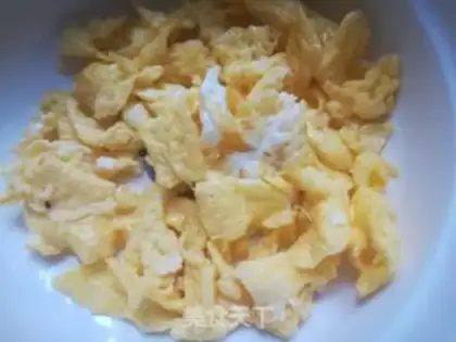 Make Squeeze chili fried eggs step 2