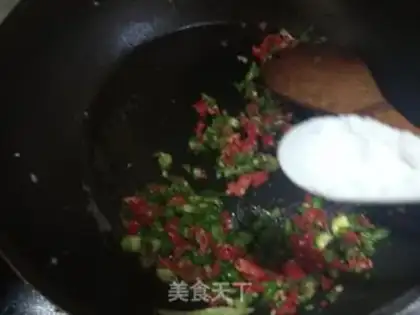 Make Squeeze chili fried eggs step 3