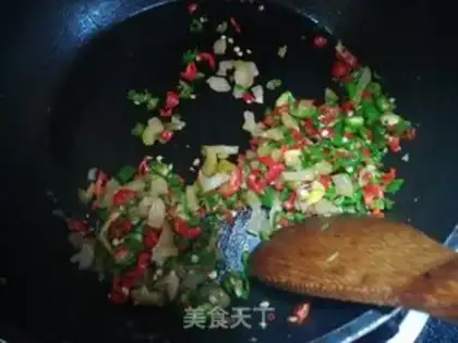 Make Squeeze chili fried eggs step 4