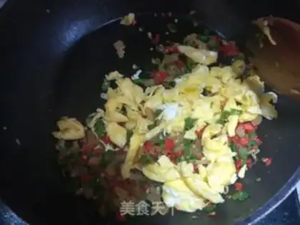 Make Squeeze chili fried eggs step 5