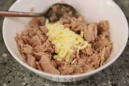 Make Tuna sandwich step 3
