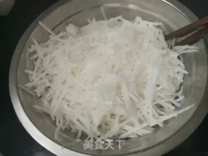 Make The radish and pork dumplings step 1