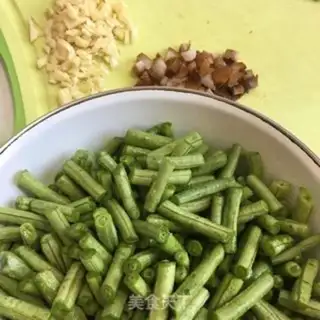Make Garlic pasta beans step 0
