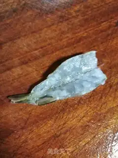 Make A garlic fan with a shrimp back step 1