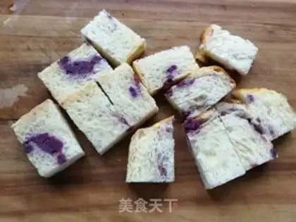 Make Onion fried egg toast step 2
