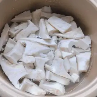 Make Chicken soup for durian shells step 0