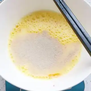 Make Milk eggs, all-wheat waffles step 3