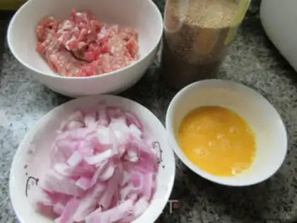 Make Onions roast buns step 1