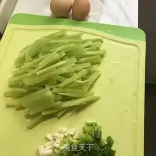 Make Onion eggs fried step 0