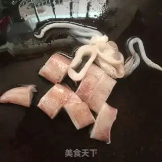 Make Curry seafood pan step 1