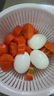Make The meat and eggs are stewed step 0