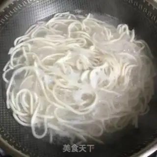 Make Carrot-peased noodles step 1