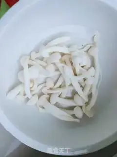 Make Tomato mushroom eggflower soup step 1