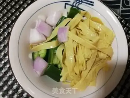 Make Dutch cucumber onion tofu skin step 3