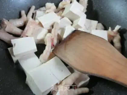 Make Chicken claws burning fragrance tofu step 2