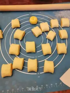 Make Double-coloured buns step 7