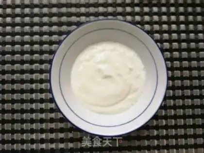 Make Flamingo melon yogurt bowl step 4