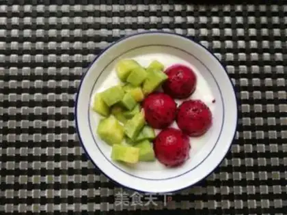 Make Flamingo melon yogurt bowl step 5