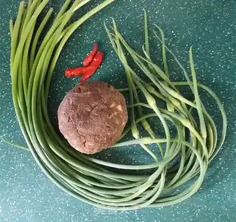 Make Pig bloodballs burning garlic seed step 0