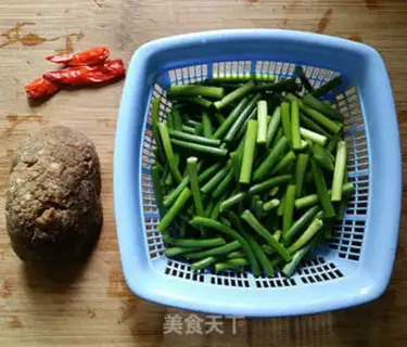Make Pig bloodballs burning garlic seed step 1