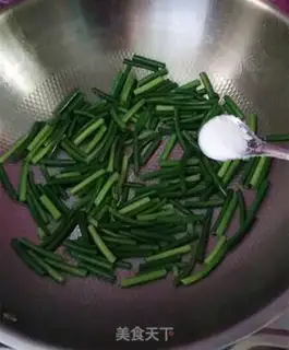 Make Pig bloodballs burning garlic seed step 3