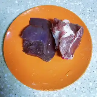 Make Pork liver, scrawny leaves soup step 1