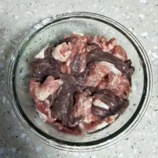 Make Pork liver, scrawny leaves soup step 2